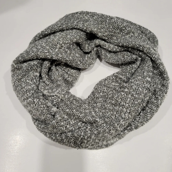𝅺Knitted Marled Grey Chuncky Cozy Infinity‎ Scarf - Picture 1 of 3